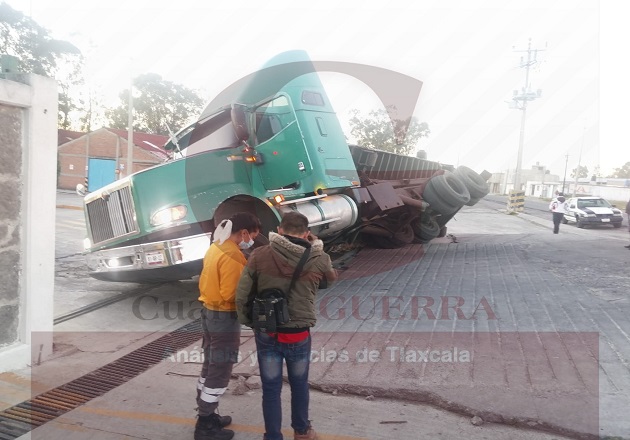 Vuelca tráiler frente a una empresa papelera sobre la carretera Apizaco-Muñoz